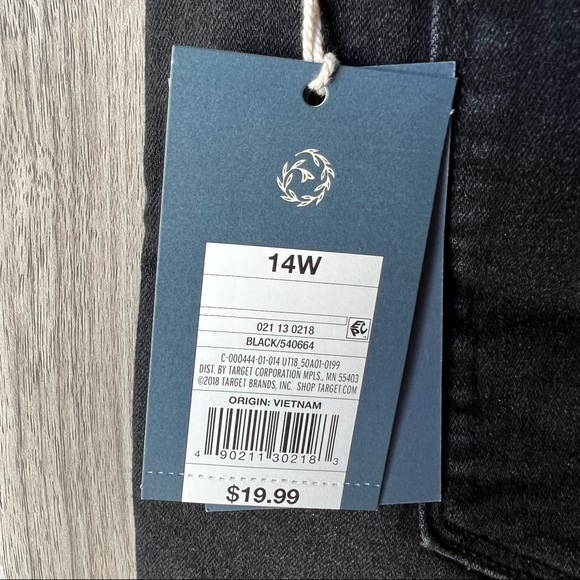 NEW W/ TAGS Universal Thread Black Jean Shorts - Picture 7 of 10